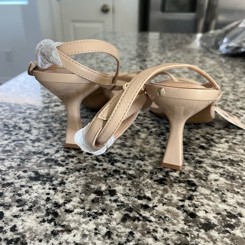 Elegant Tan Strappy Sandals - Picture 3 of 6